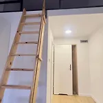 With A Mezzanine In The Center * بوزنان