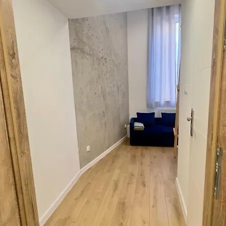 With A Mezzanine In The Center * Posen