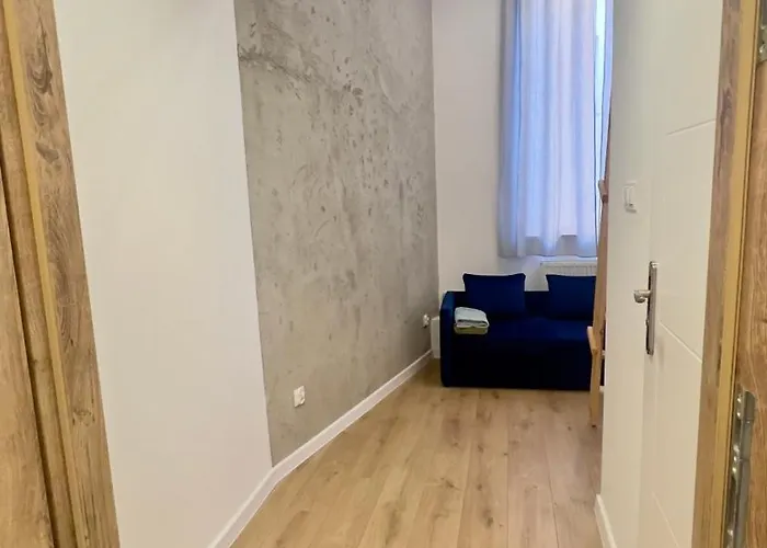 With A Mezzanine In The Center * Posen