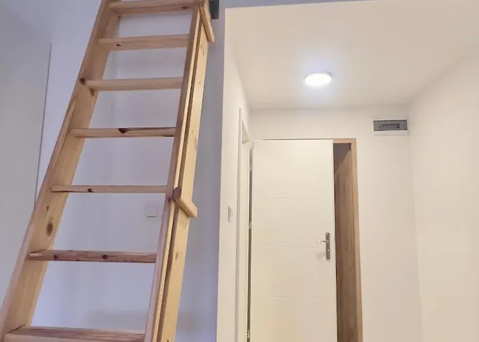 With A Mezzanine In The Center * Posen